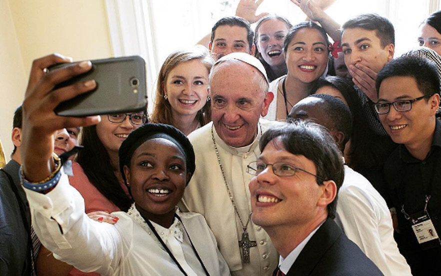 El Papa Francisco y jóvenes. 