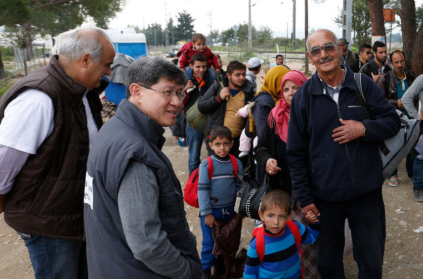 El cardenal Luis Tagle con refugiados. 
