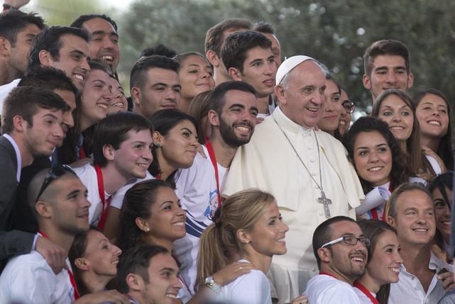Papa-Francisco-grupo-jovenes_sinodo