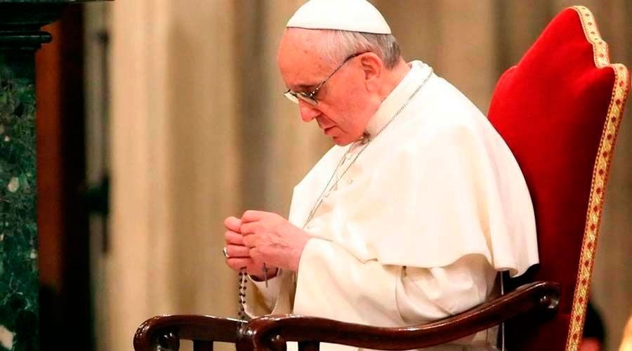 Papa Francisco rezando el rosario.