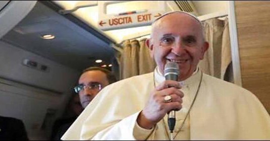 Papa Francisco en el avión.