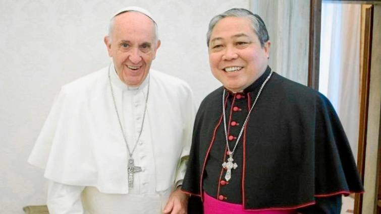 Bernardito Azua junto al Papa Francisco.