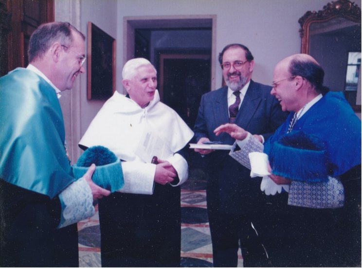 De izquierda a derecha, Manuel Casado, el cardenal Ratzinger, Enrique Banús y Luis Herrera.