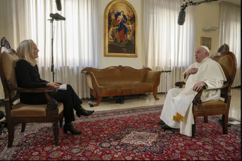 La periodista de AP entrevista al Papa Francisco. Foto: Andrew Medichini.