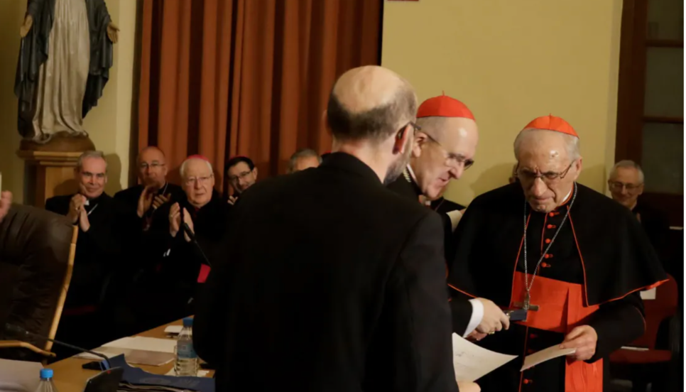 El cardenal Rouco recoge la medalla en la Universidad Eclesiástica San Dámaso.