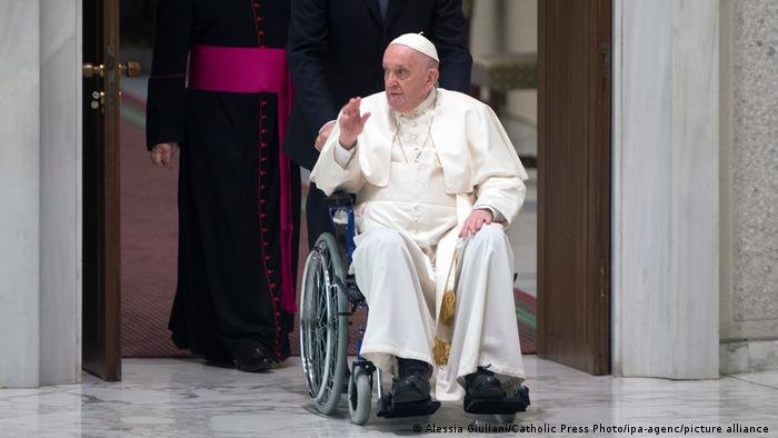 El Papa Francisco en silla de ruedas.