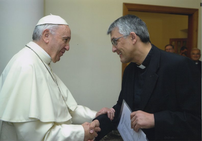 "El Papa Francisco con el autor de este artículo en la Domus Sanctae Marthae".