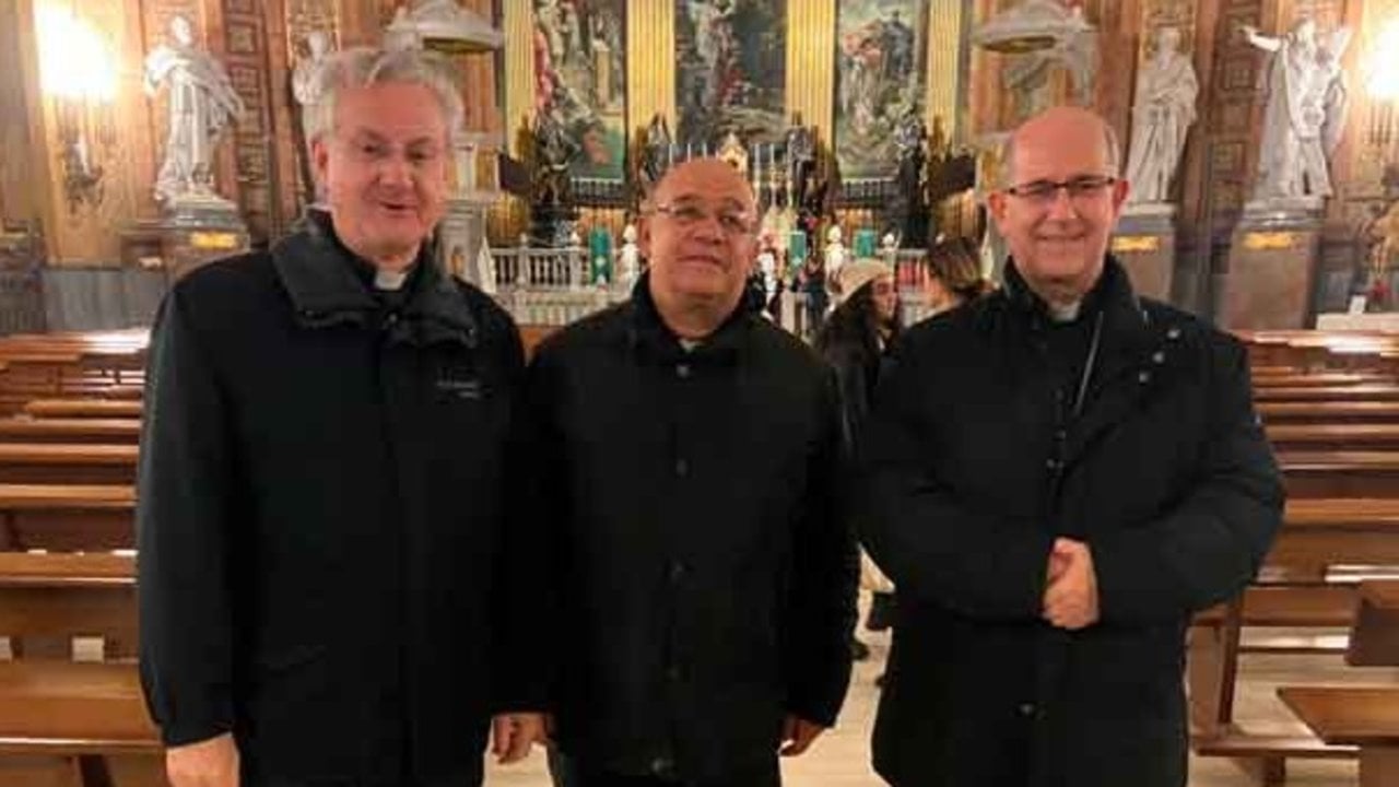 Mons. Joan Enric Vives junto a los obispos uruguayos