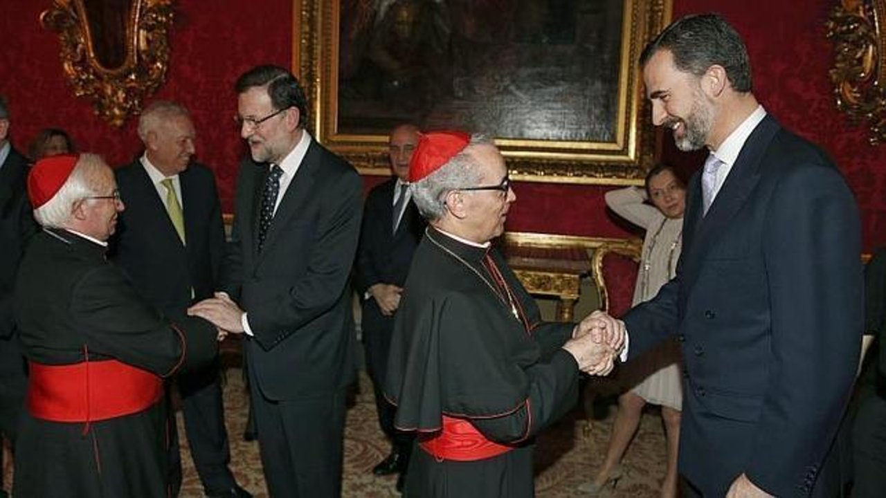 Cañizares saluda a Rajoy y Santos abril a Don Felipe