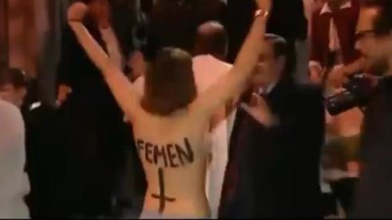 Activisita de Femen durante el asalto a Rouco Varela en Madrid
