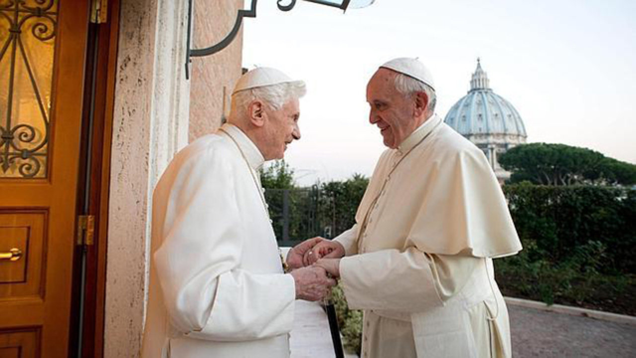 El Papa Francisco y el Papa emérito Benedicto XVI se saludan en el Vaticano (imagen de archivo)