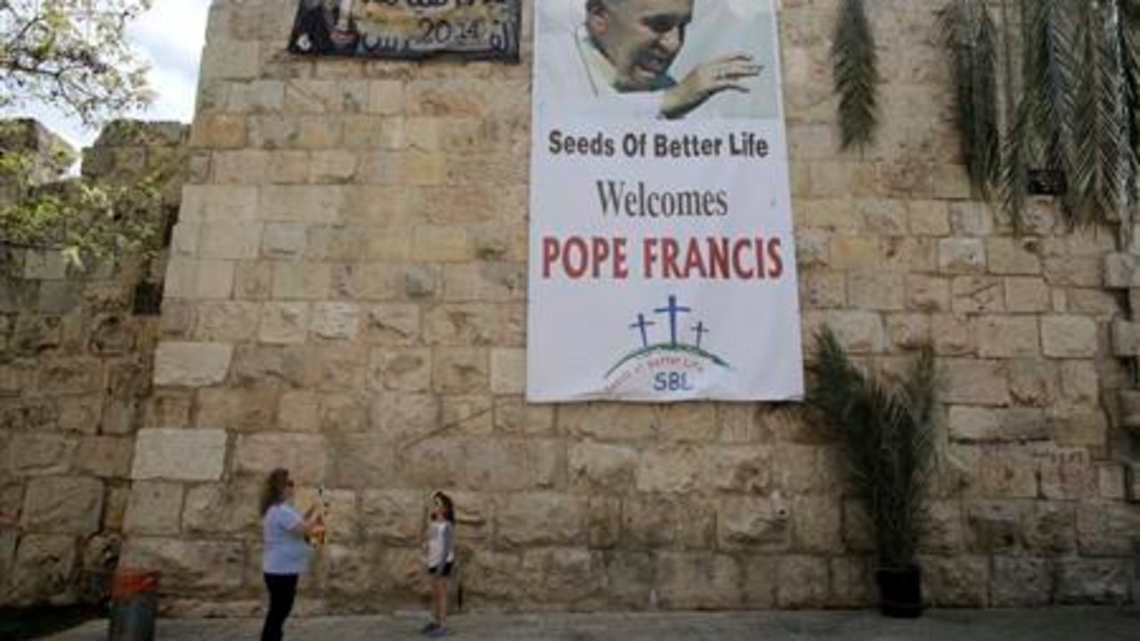 El cartel de bienvenida al Papa Franciso fuera de la Ciudad Vieja de Jerusalén