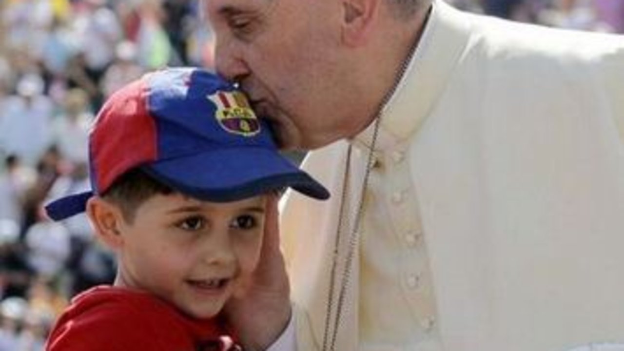 Papa Francisco besa a niño