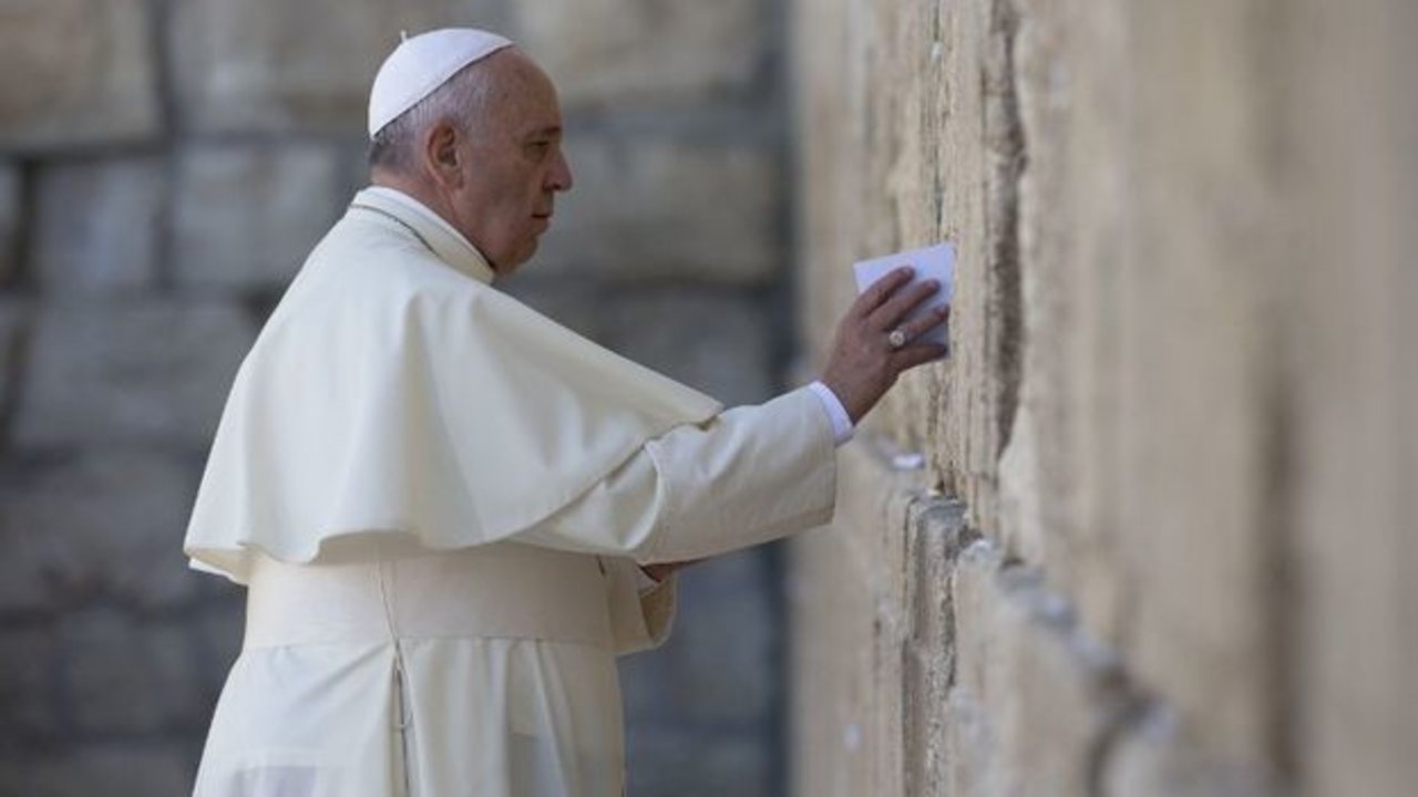 El Papa Francisco en el Muro de las Lamentaciones.