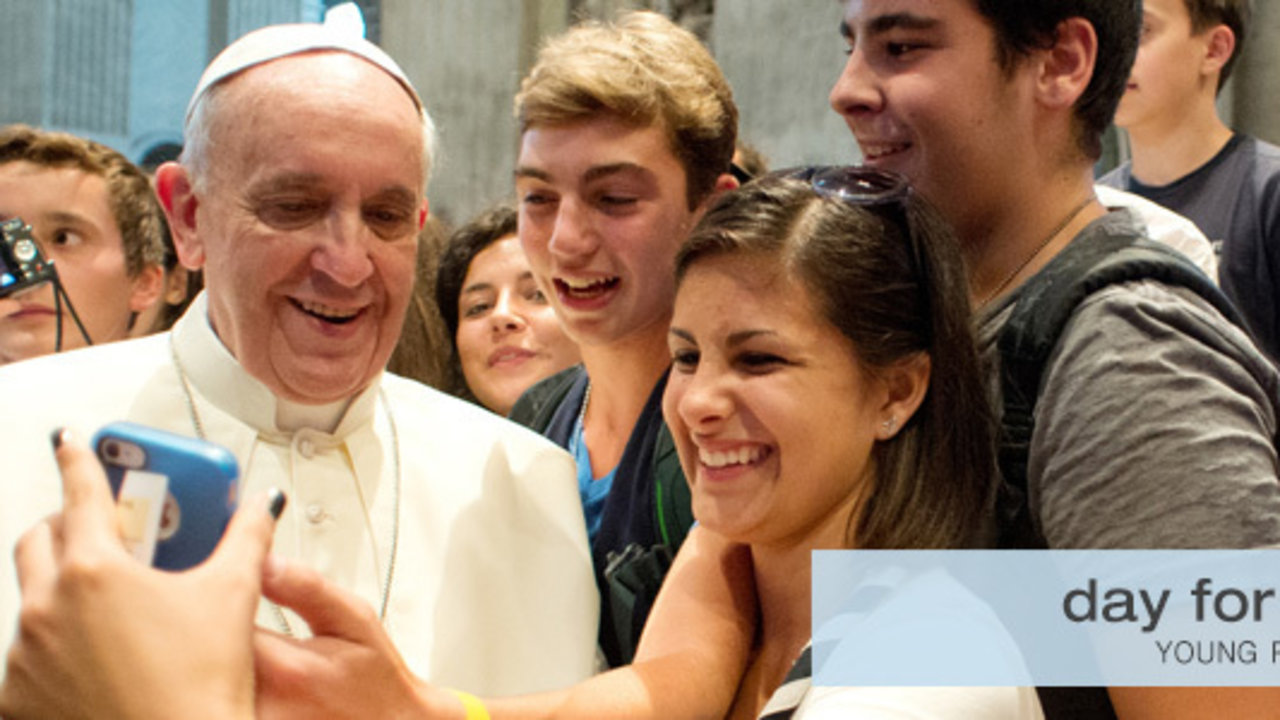 El Papa Francisco con jóvenes católicos.