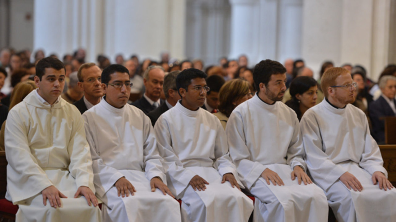 Un grupo de seminaristas asisten a una eucaristía.