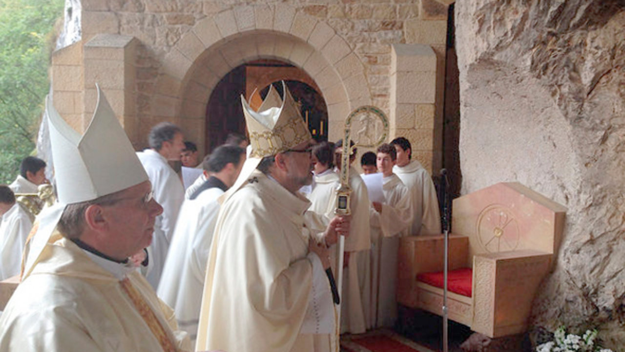 Monseñor Jesús Sanz reza ante la virgen en Covadonga