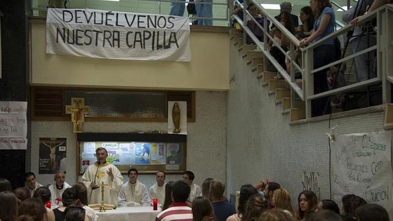 Celebración de una Eucaristía en la entrada de la Facultad de Geografía e Historia