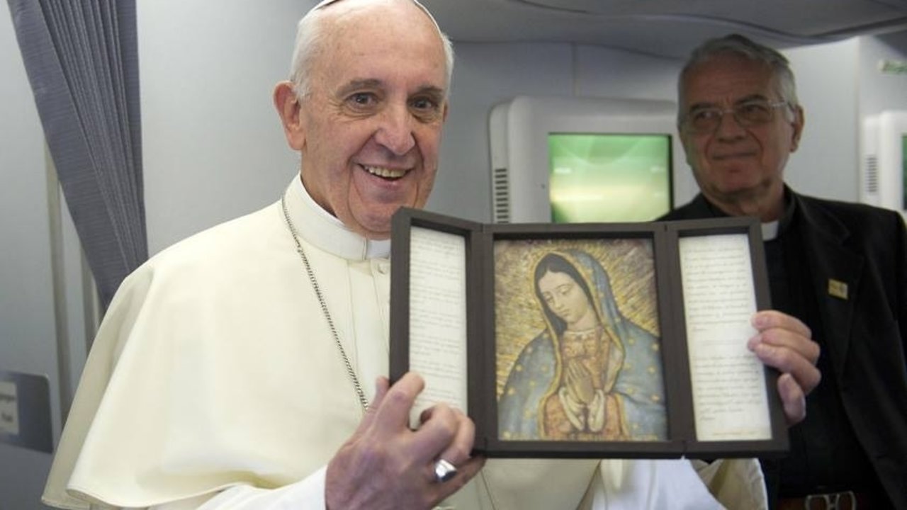 Francisco mostrando una imagen de la Virgen de Guadalupe. L'Osservatore Romano.