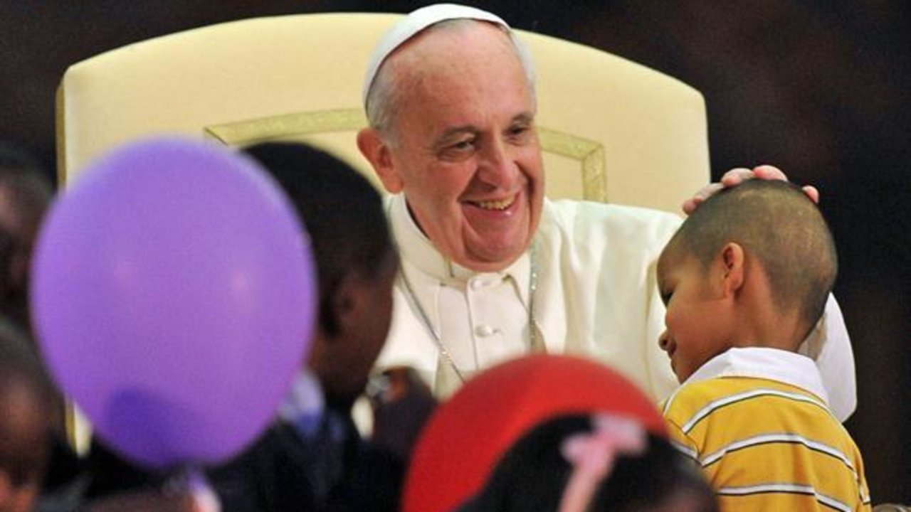 El Papa Francisco recibe a unos niños en audiencia. 