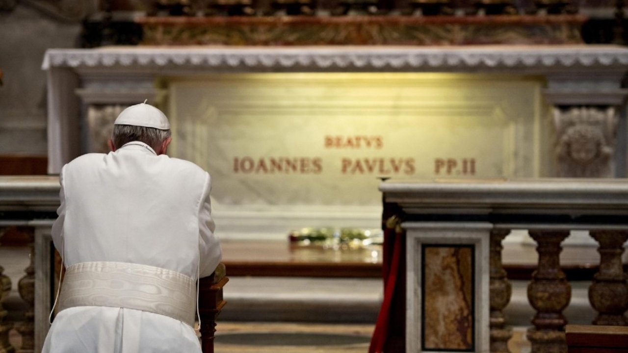 Papa Francisco ante la tumba de San Juan Pablo II