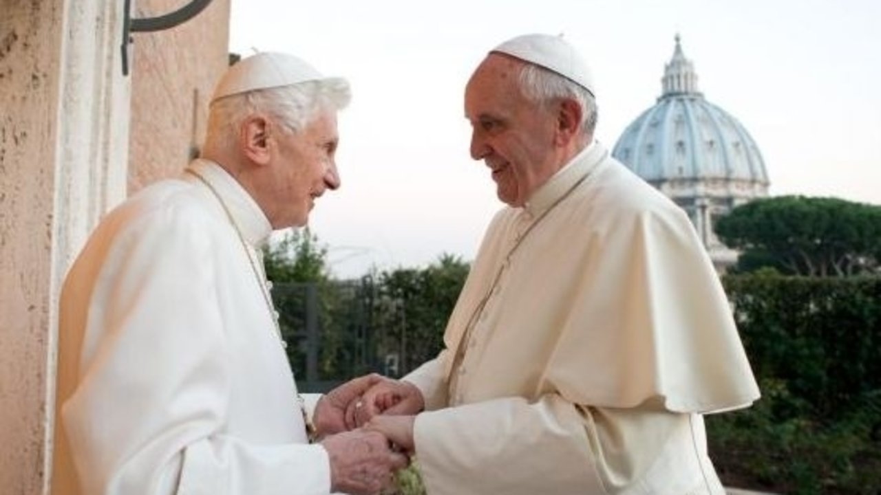 El Papa Francisco saluda al Papa Emérito. 
