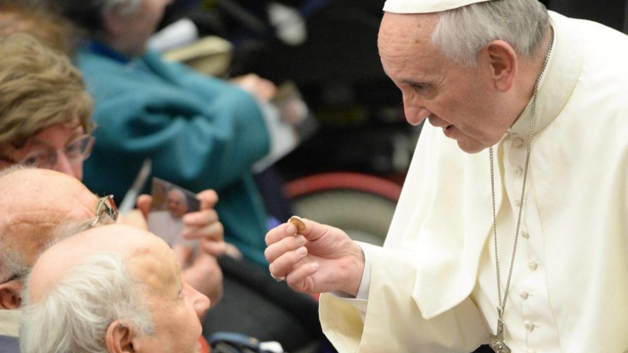 El papa Francisco en un encuentro con ancianos. 