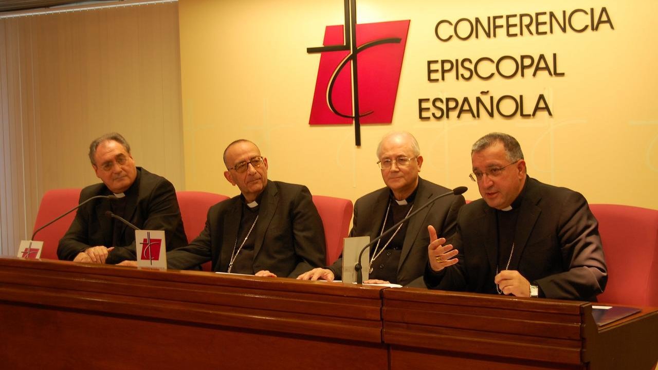Juan José Omella, Adolfo González Montes y Ginés García Beltrán, además de José María Gil Tamayo.