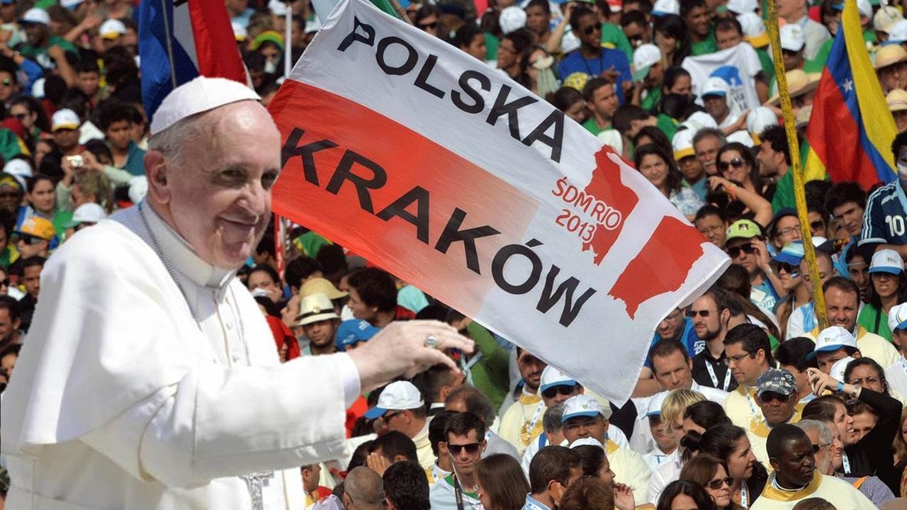 El Papa Francisco, ante una bandera de Polonia.