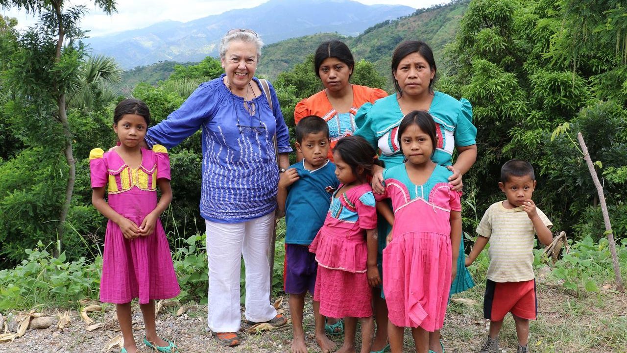Soledad Suárez, presidenta de Manos Unidas, con un grupo de indígenas Chortí de Chiquimula (Guatemala). Foto: Marta Isabel González. 