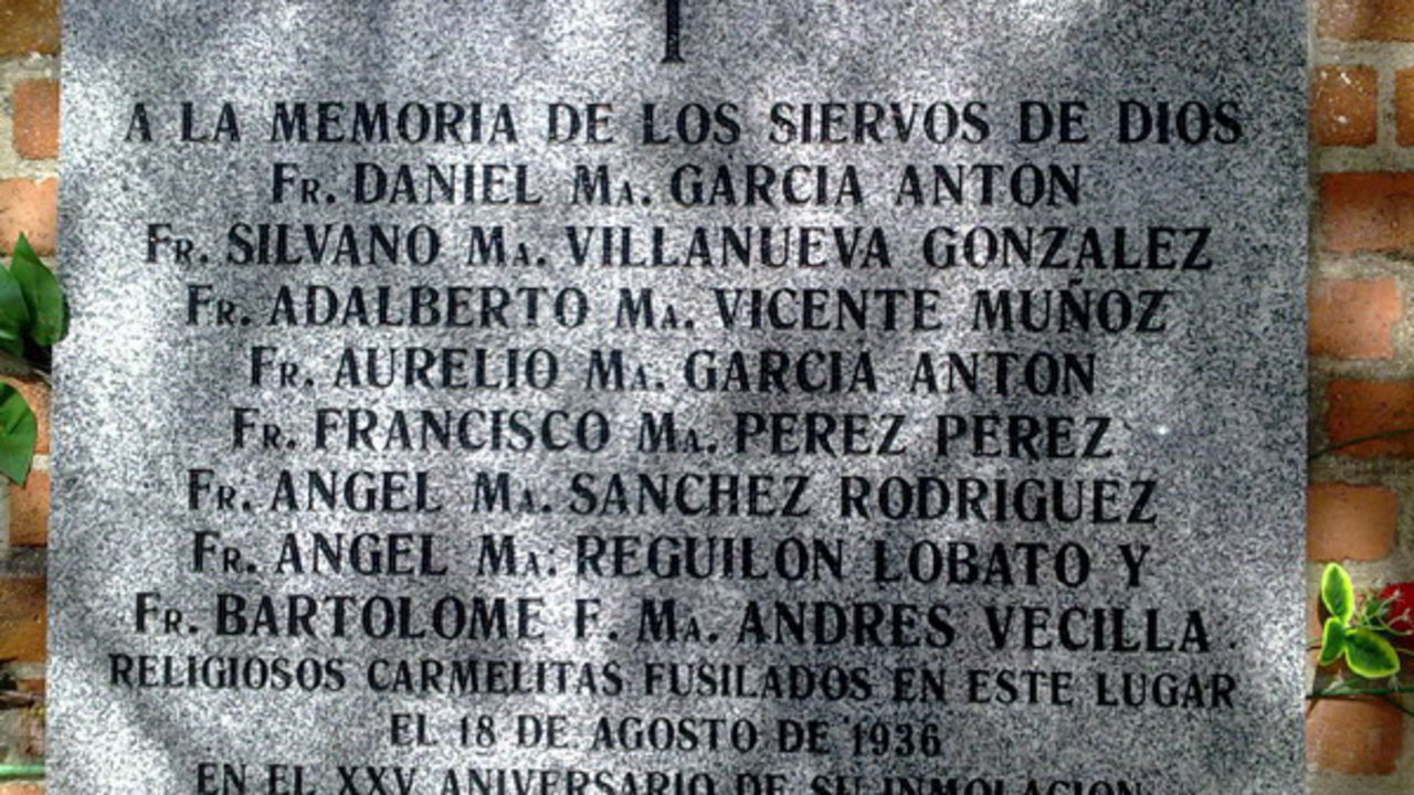 Placa de los ocho carmelitas asesinados, situado en el cementerio de Carabanchel. 