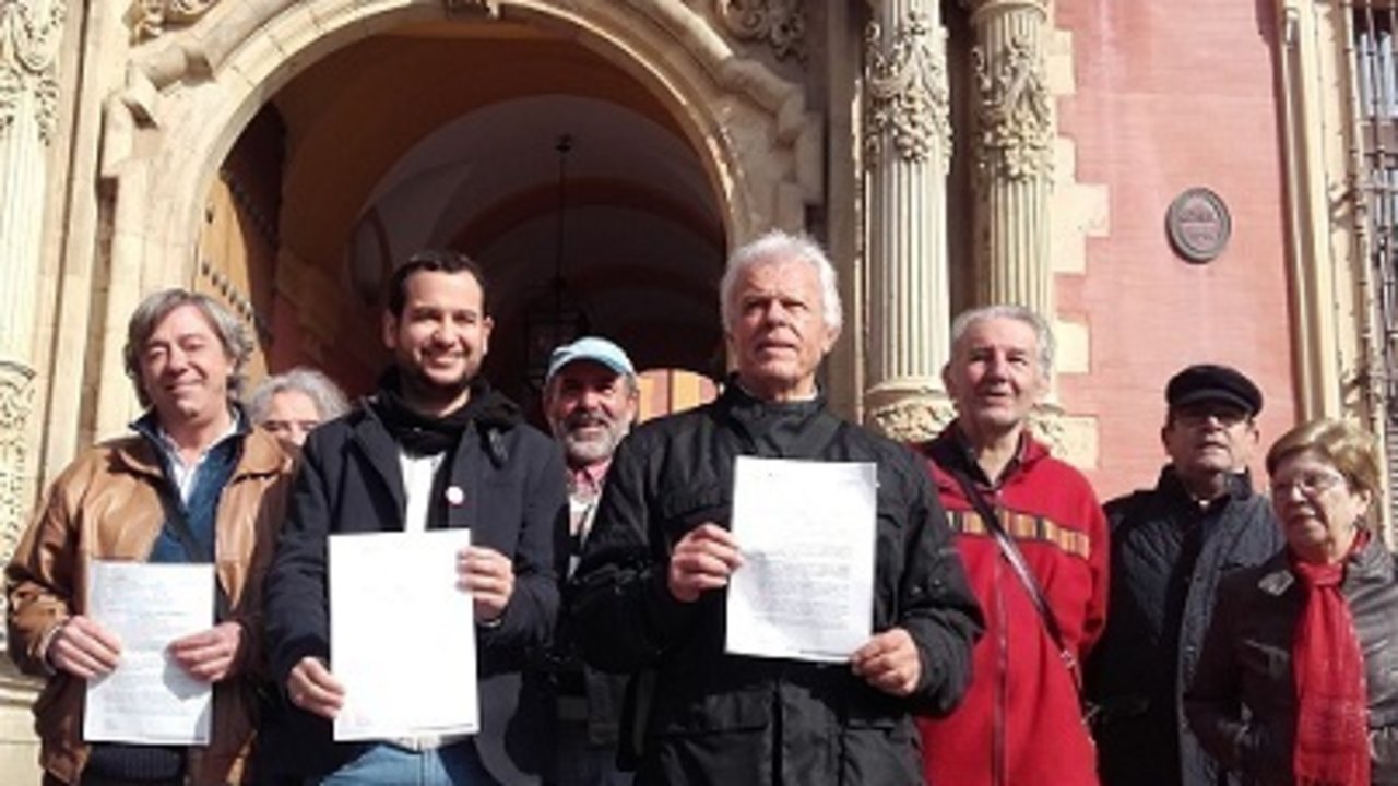 Daniel González de IU, el segundo por la izquierda, muestra la moción que pide un Ayuntamiento laico. 