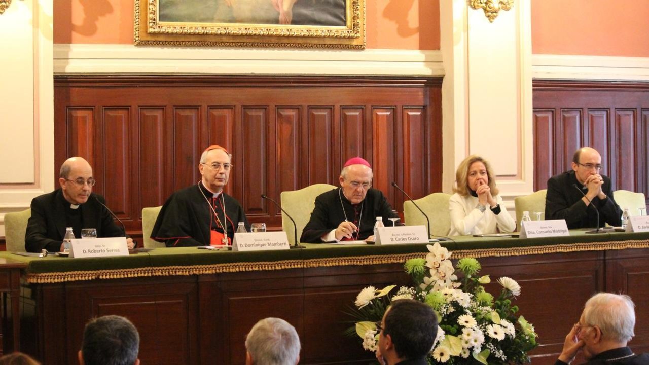 El cardenal Dominique Mamberti en el acto de ayer en el Seminario Conciliar de Madrid. 