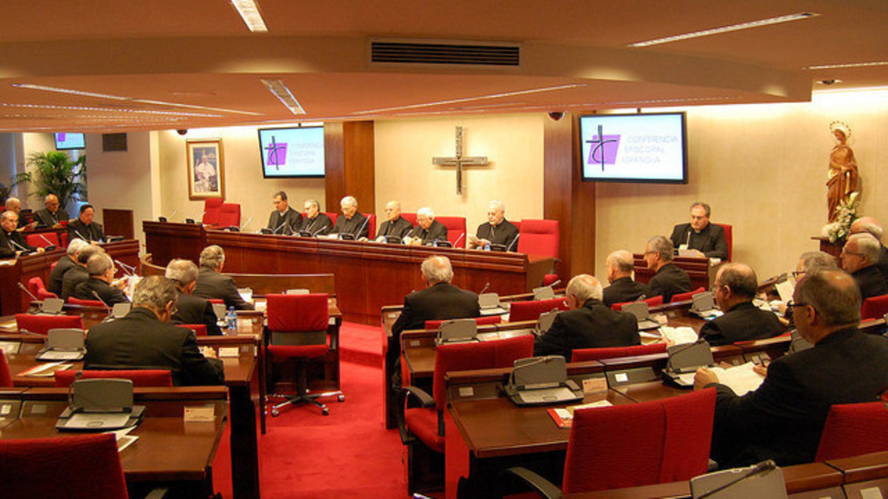 Obispos españoles reuniones en Asamblea Plenaria en la sede de la Conferencia Episcopal. 