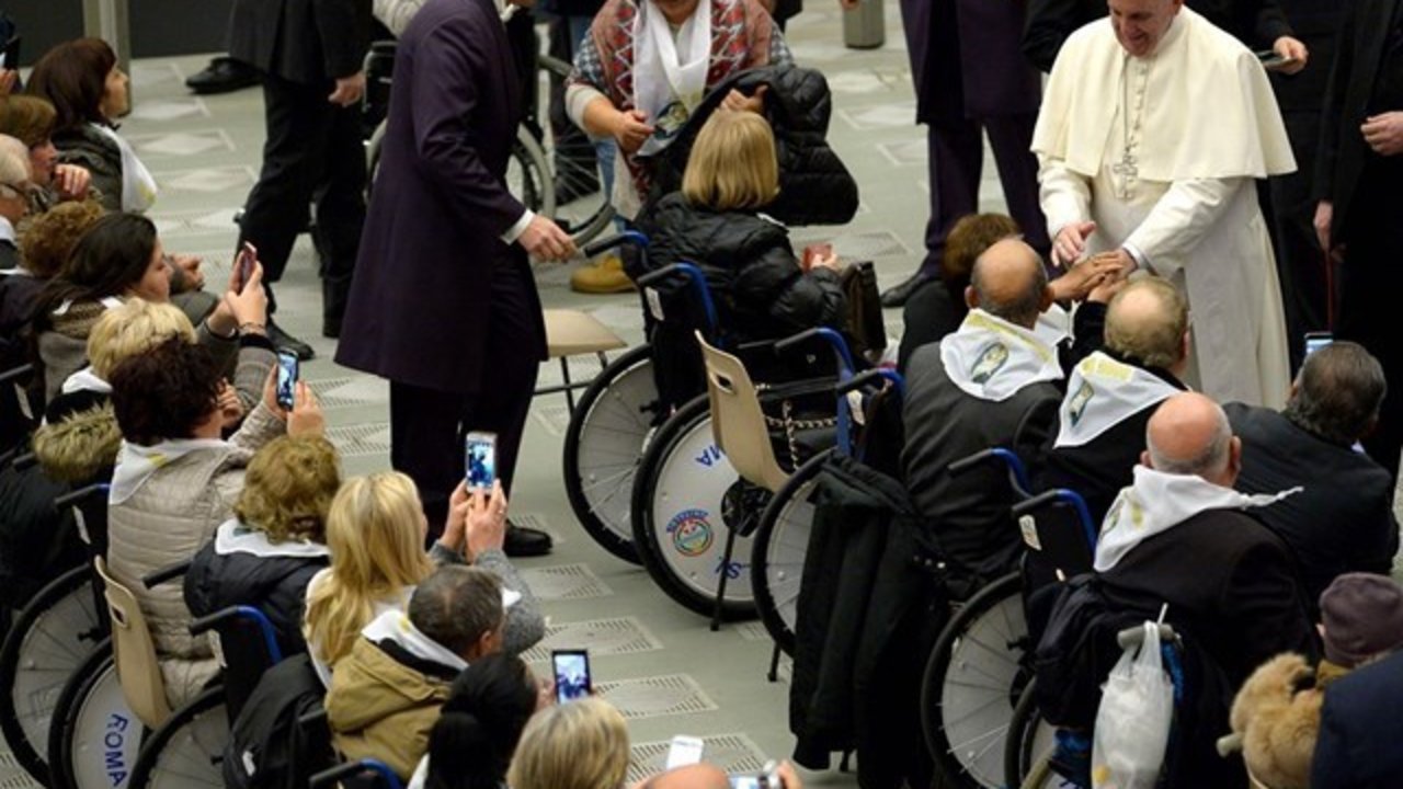 El Papa Francisco con personas en sillas de ruedas. Foto: radio vaticana. 