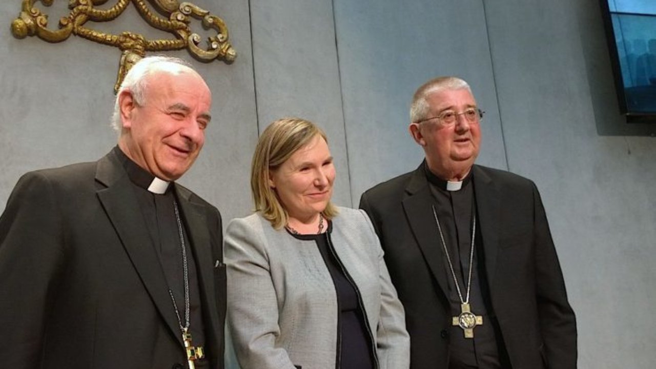 Monseñor Vincenzo Paglia, la embajadora de Irlanda en el Vaticano Emma Madigan y arzobispo de Dublín, Diarmuid Martin. 