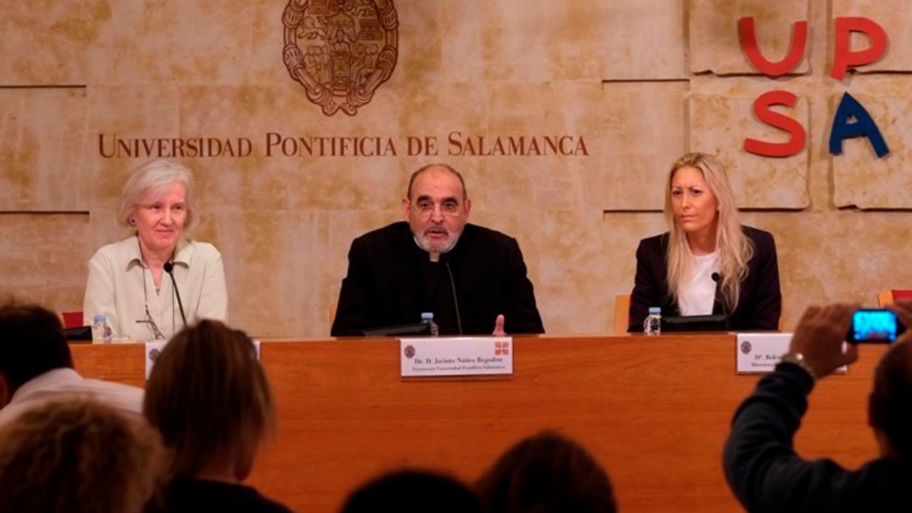 El vicerrector de Relaciones Institucionales de la Universidad Pontificia de Salamanca, Jacinto Núñez Regodón, junto con la portavoz del Congreso, Ninfa Watt (a la izquierda). 
