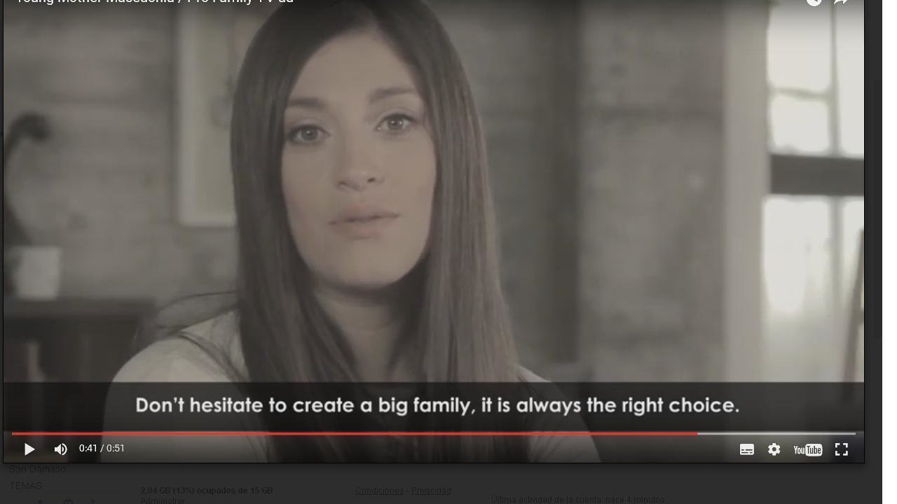 Una joven madre que aparece en uno de los vídeos que emite la televisión pública de Macedonia. 