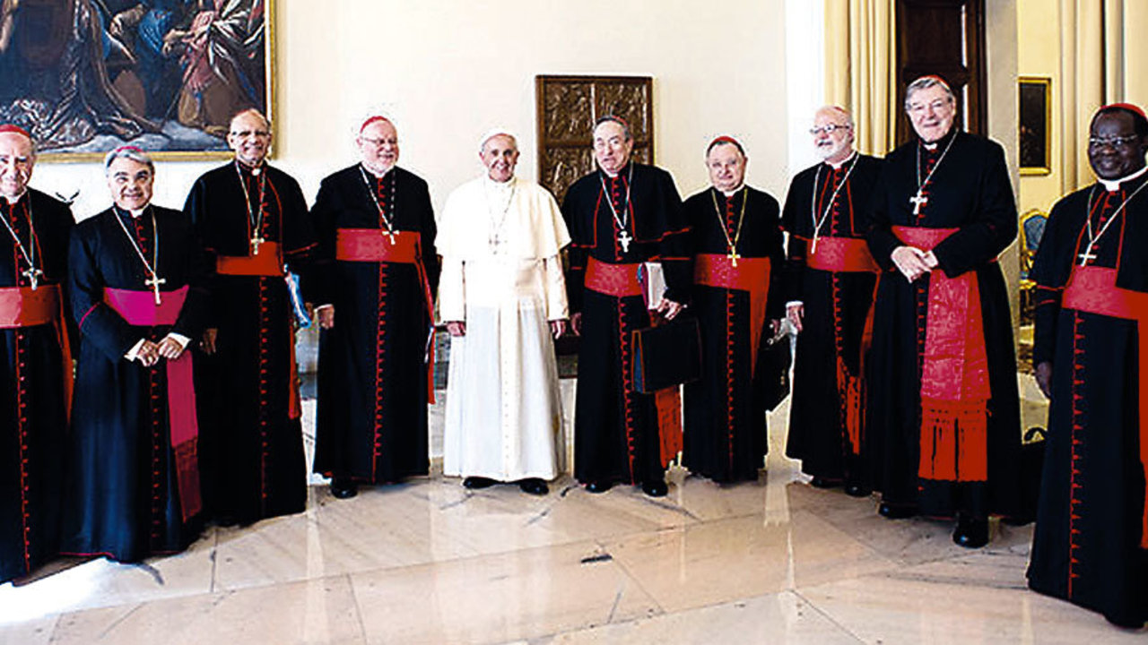 El Papa Francisco con el grupo de nueve cardenales. 