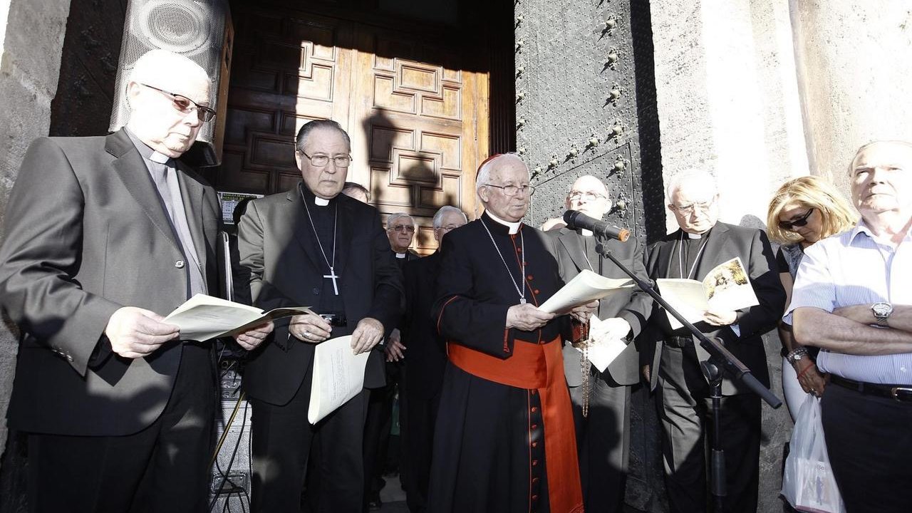 Obispos valencianos junto a Cañizares en el acto de desagravio de la Virgen. 