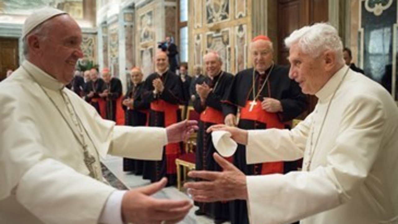 Francisco y Benedicto XVI en el 65º aniversario de la ordenación sacerdotal del Papa Emérito. 