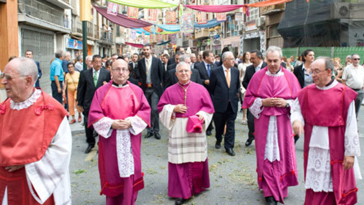 El obispo de Orihuela-Alicante, Jesús Murgui, durante una fiesta patronal. 