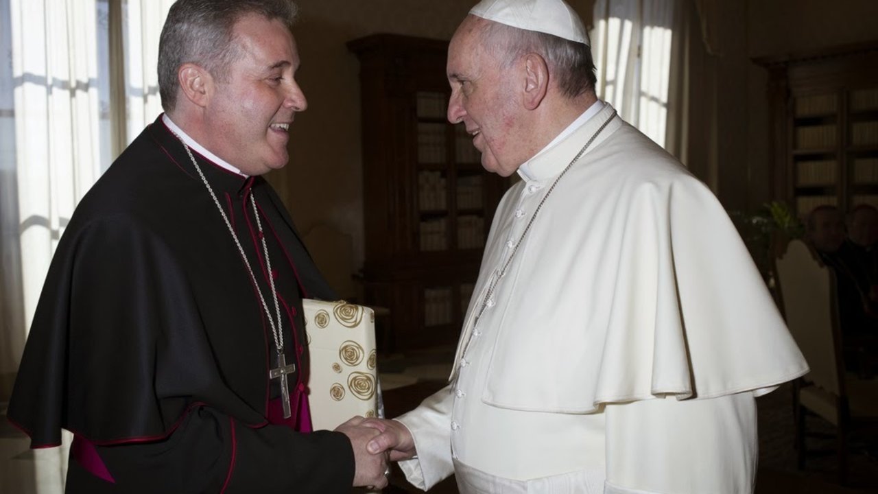 El obispo de Bilbao, Mario Iceta, presidente de la Subcomisión Episcopal para la Familia, en una recepción con el Papa. 