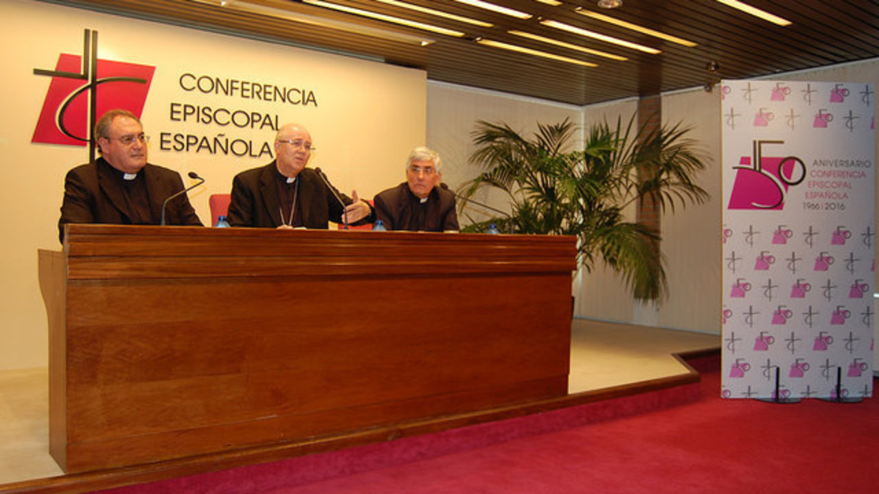 José María Gil Tamayo, portavoz de la CEE, Adolfo González Montes, presidente de la Comisión Episcopal para la Doctrina de la Fe y Agustín del Agua, secretario técnico de la misma Comisión. 