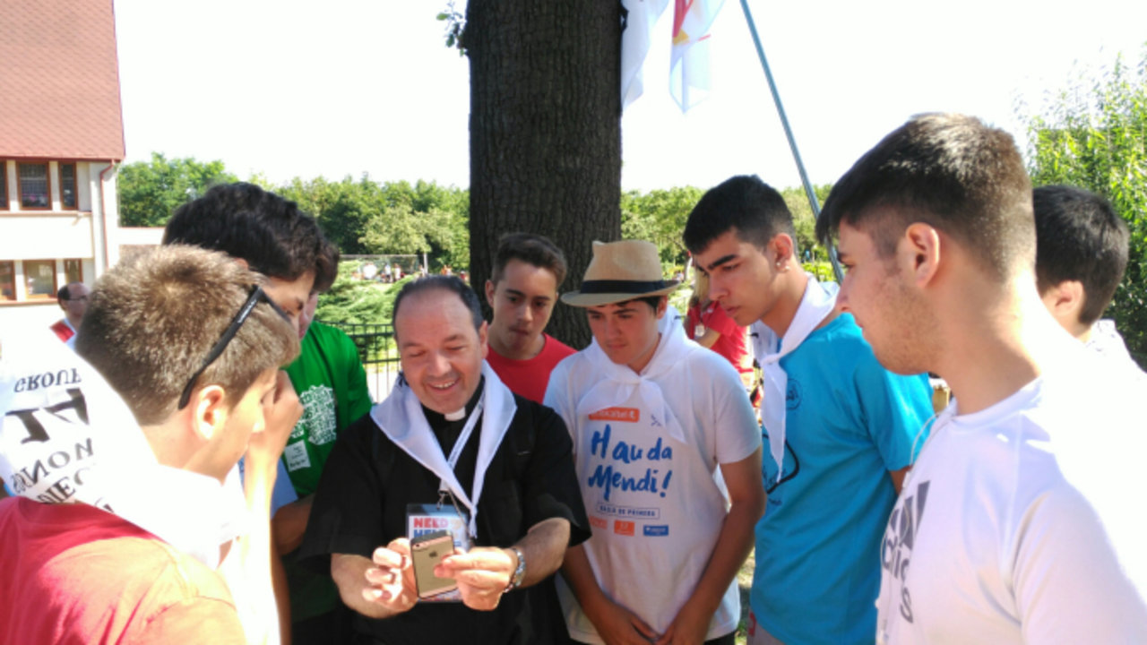 Monseñor Elizalde, con los jóvenes en la JMJ de Cracovia.
