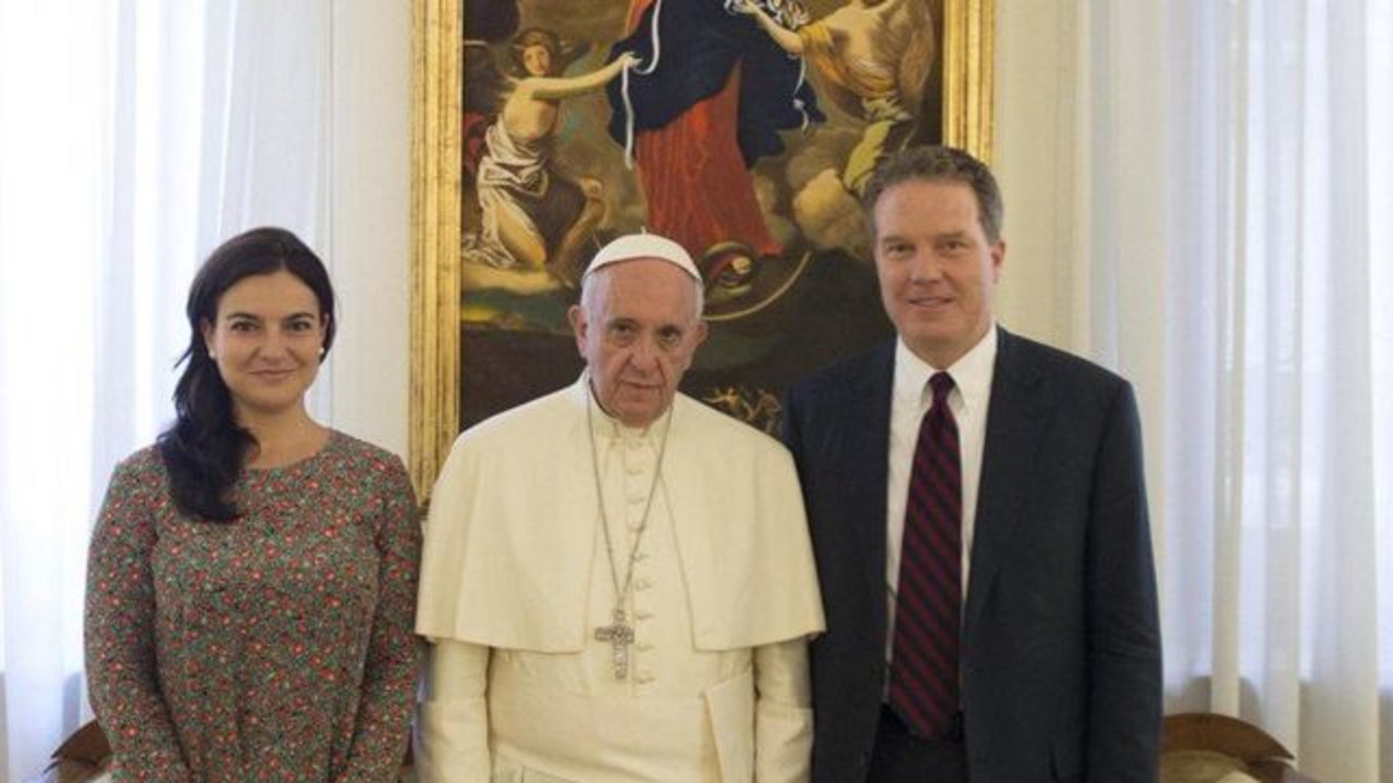 Paloma García Ovejero junto con el Papa y el periodista norteamericano Greg Burke.