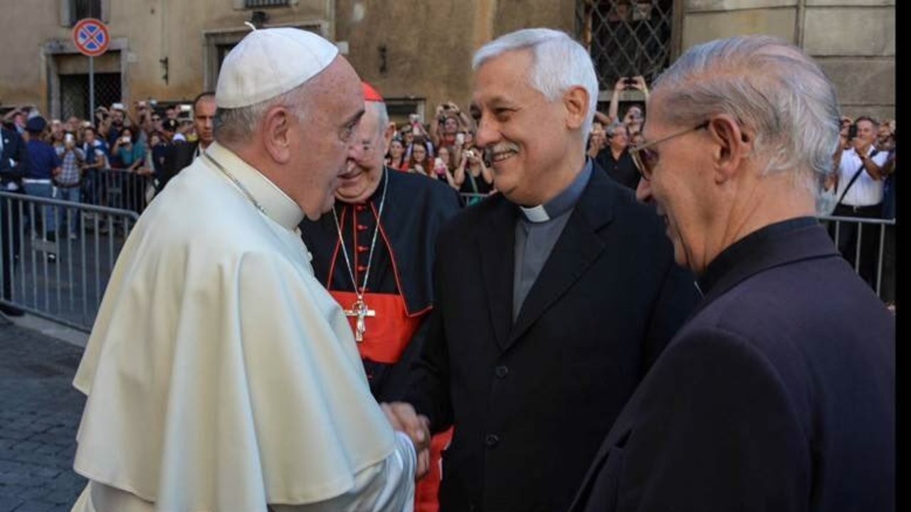 El nuevo Padre General de los jesuitas, el venezolano Arturo Sosa, SJ, saluda al Papa tras su nombramiento, en presencia de Adolfo Nicolás, anterior Superior. 