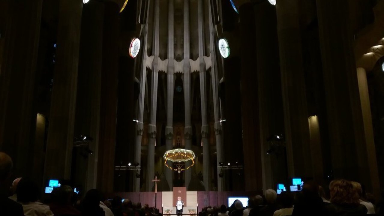 Imagen de la Sagrada Familia durante el pregón del Domund por Pilar Rahola. CatalunyaReligió. 