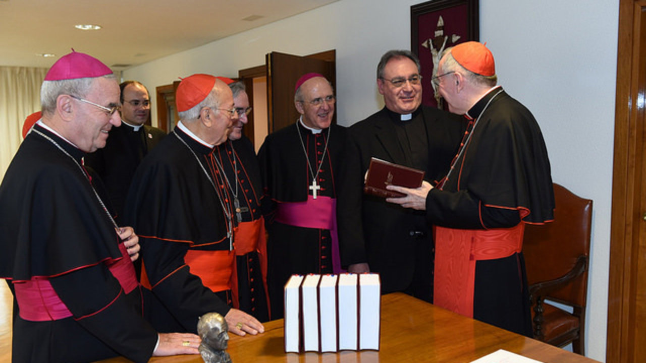 El cardenal Parolin recibe de manos del cardenal Blázquez una estatuilla de Pablo VI. 