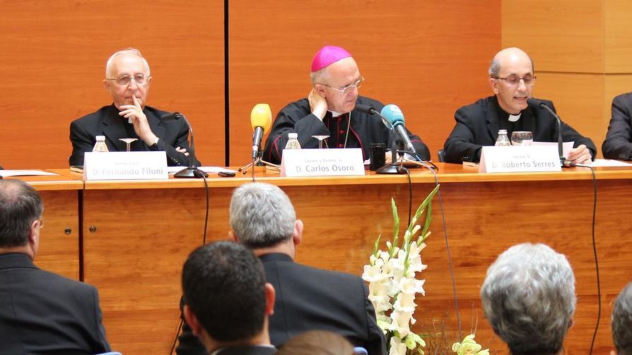 El cardenal Fernando Filoni, junto a Anastasio Gil, monseñor Carlos Osoro y Carlos Granados, director de la BAC. 
